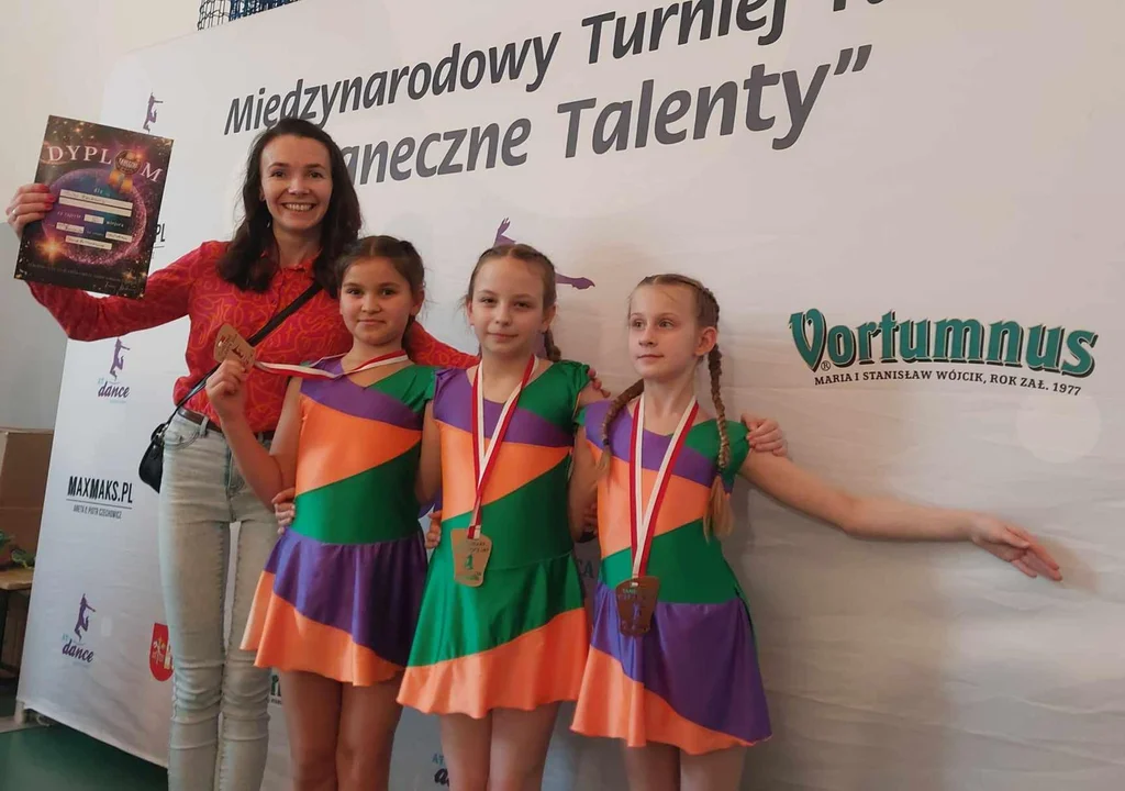 Młodzi tancerze z powiatu mieleckiego z medalami w konkursach [ZDJĘCIA]