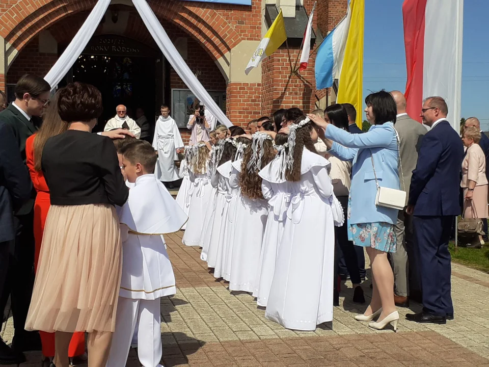 Dzieci z parafii w Wadowicach Górnych po raz pierwszy przystąpiły do Komunii św. [ZDJĘCIA] - Zdjęcie główne