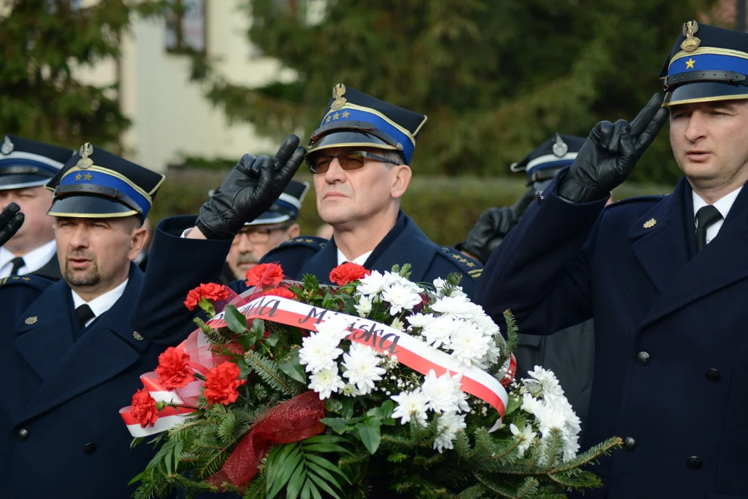 Narodowe Święto Niepodległości w Tarnobrzegu. Uroczystości przy pomniku Marszałka Józefa Piłsudskiego. - 104 lata temu narodziła się nowoczesna Polska - mówi prezydent miasta Dariusz Bożek [ZDJĘCIA - CZĘŚĆ 1]