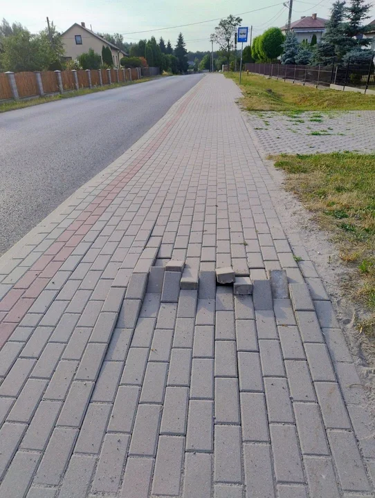 Upały zniszczyły chodnik