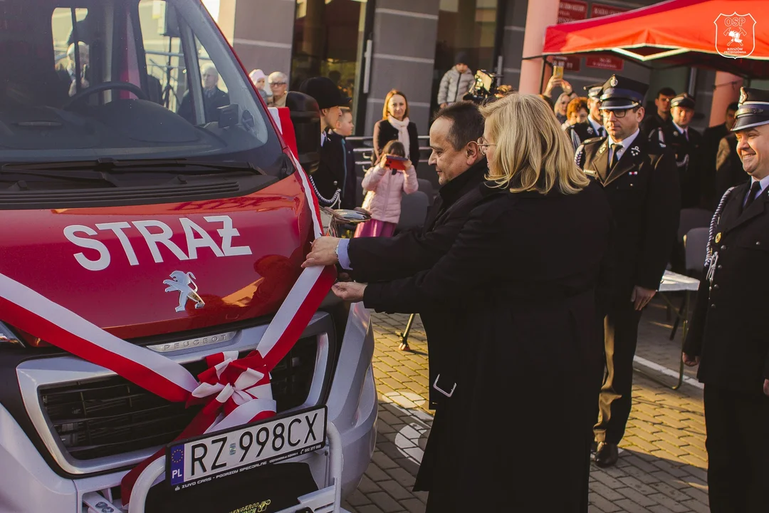 Uroczystość poświęcenia i przekazania nowego lekkiego samochodu ratowniczo-gaśniczego Peugeot Boxer.