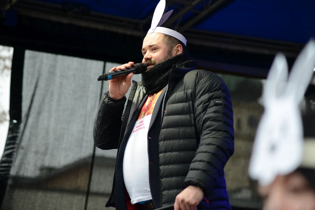 Rekord Polski dla Bartoszka Jędrasika chorego na SMA. W Tarnobrzegu zgromadziło się ponad 500 osób przebranych za króliki