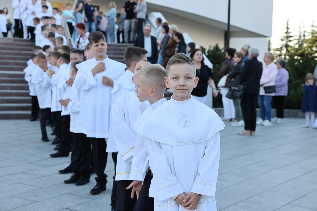 W procesji uczestniczyły dzieci w strojach komunijnych