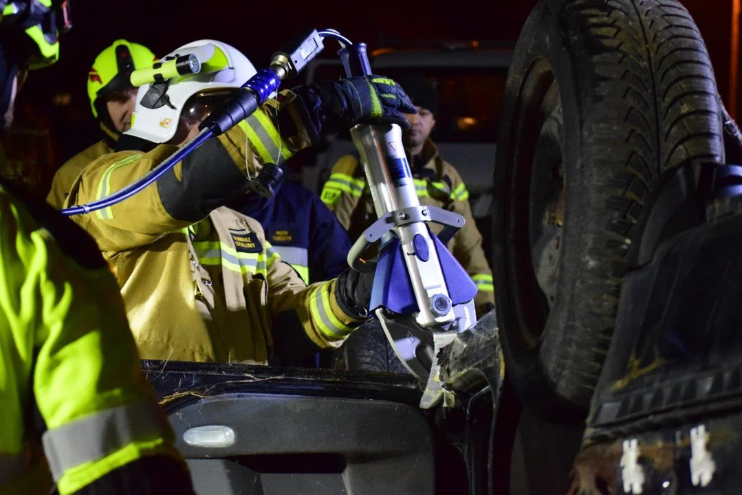 Ćwiczenia strażaków pod osłoną nocy. Druhowie z OSP Kupno zmierzyli się z ratownictwem technicznym [ZDJĘCIA] - Zdjęcie główne