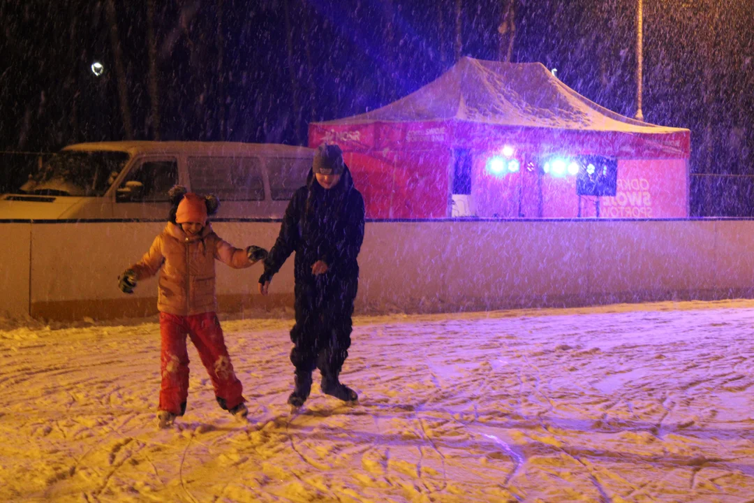 Disco na lodzie z DJ-em na lodowisku MOSIR Mielec