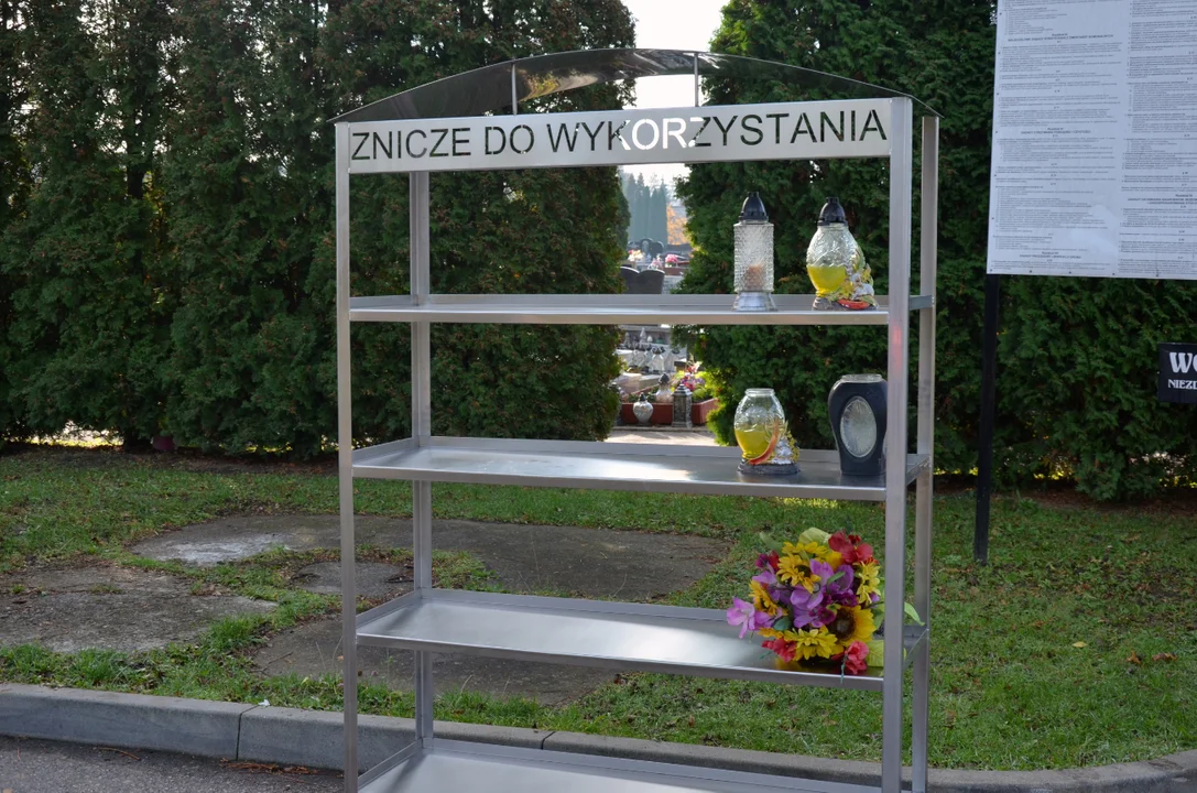 Znicze do ponownego wykorzystania w Sanoku. Na cmentarzach pojawiły się specjalne regały - Zdjęcie główne