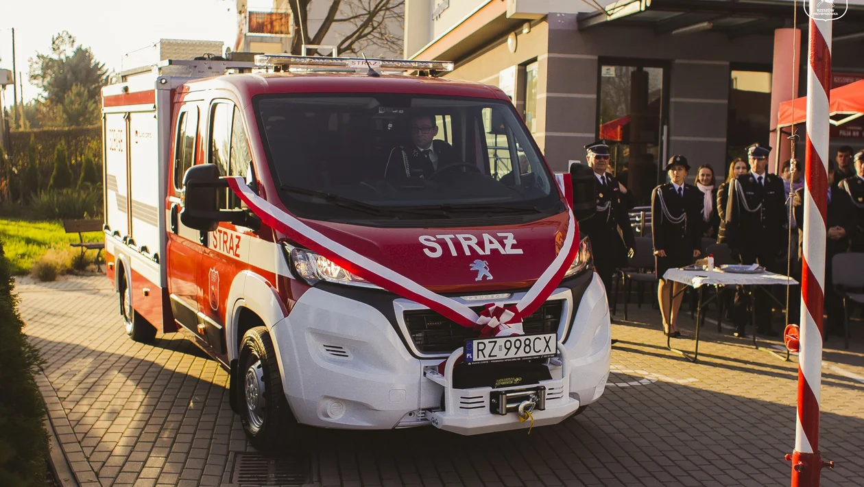 Uroczystość poświęcenia i przekazania nowego lekkiego samochodu ratowniczo-gaśniczego Peugeot Boxer.