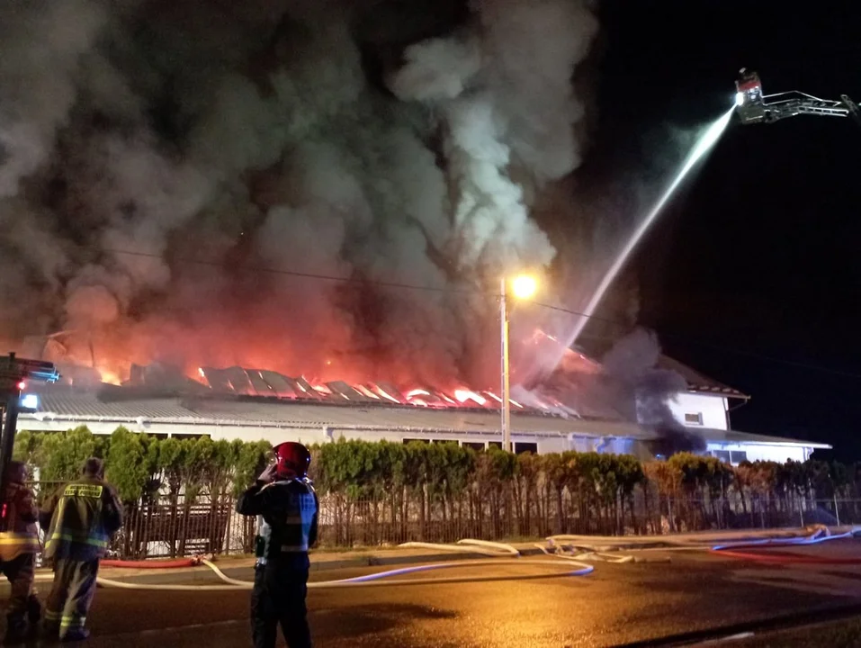 Pożar hurtowni w Strażowie obok Rzeszowa! [ZDJĘCIA, AKTUALIZACJA] - Zdjęcie główne
