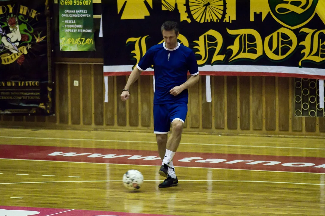 "Siarkowcy Dzieciakom 2013" - licytacje, kibice na trybunach, a na parkiecie - Mateusz Borek, Jacek Bąk, Mariusz Kukiełka, Cezary Kucharski, Tomasz Kłos i wielu innych