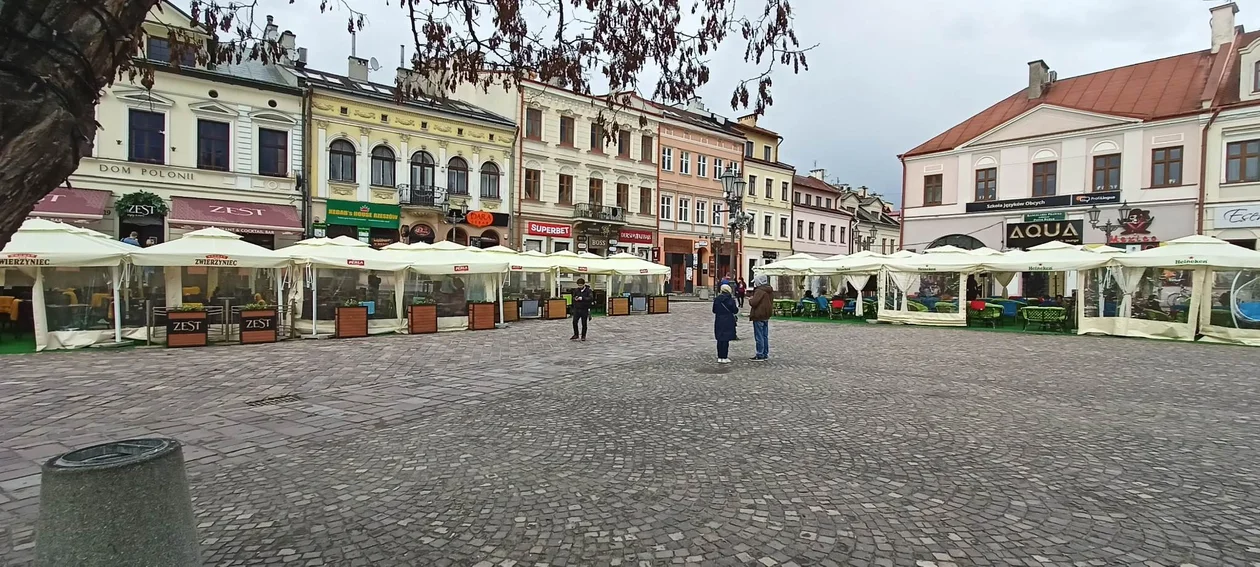 Sezon ogródkowy na Rynku rozpoczęty! Średnio dopisała pogoda. Tak prezentują się tegoroczne ogródki piwne [ZDJĘCIA]