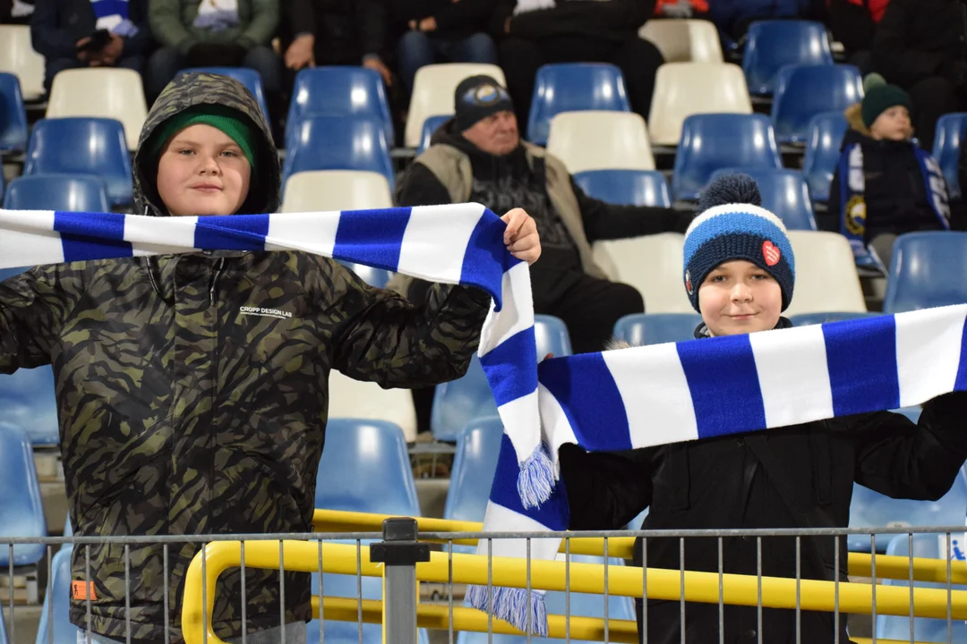 PKO BP Ekstraklasa. Kibice Stali Mielec na meczu z Piastem Gliwice od strony Kusocińskiego [ZDJĘCIA, VIDEO] - Zdjęcie główne