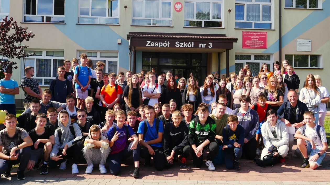 Uczniowie Budowlanki podczas akcji "Sprzątanie Świata"