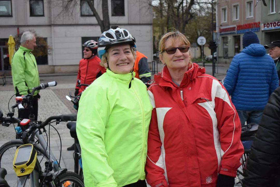 Rowerzyści ze Stowarzyszenia Trasy Rowerowe Mielec pojechali sadzić drzewa