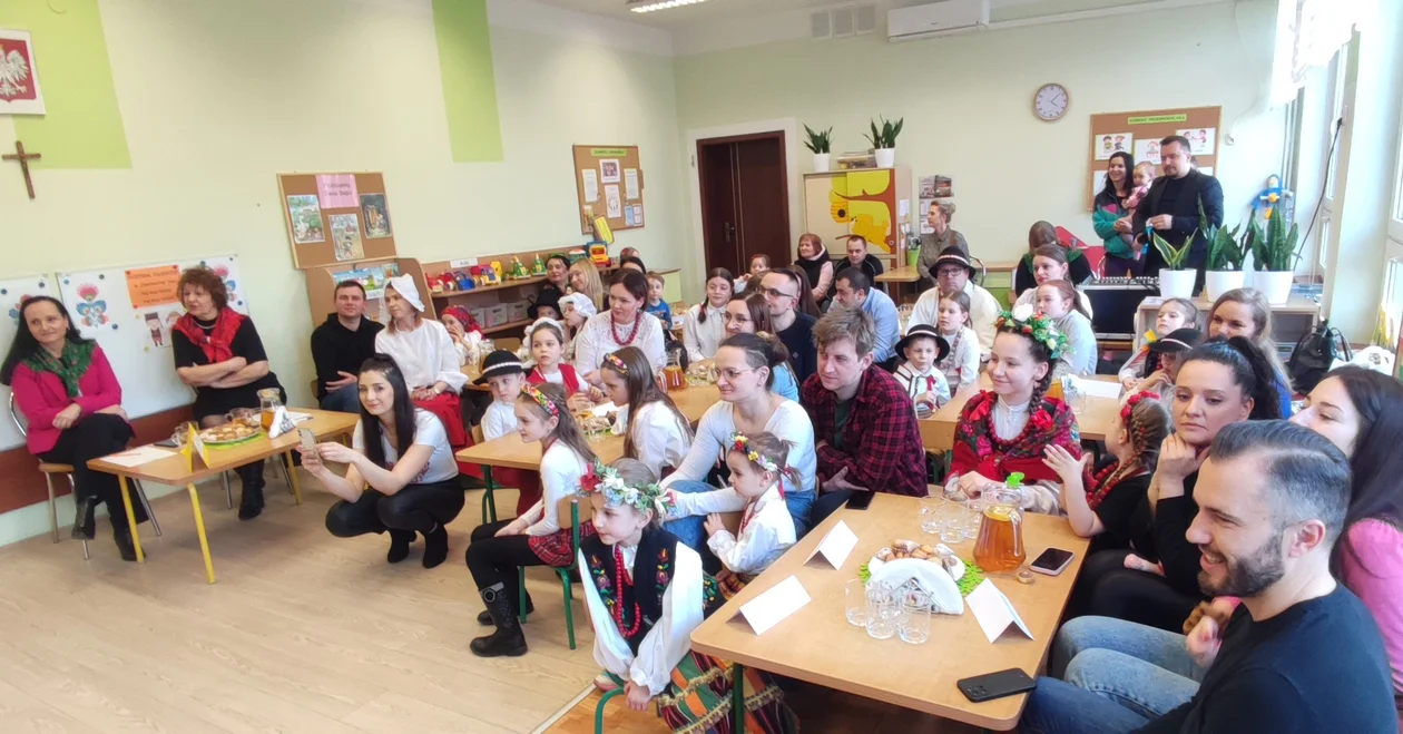 Przedszkolaki prezentują swoje talenty