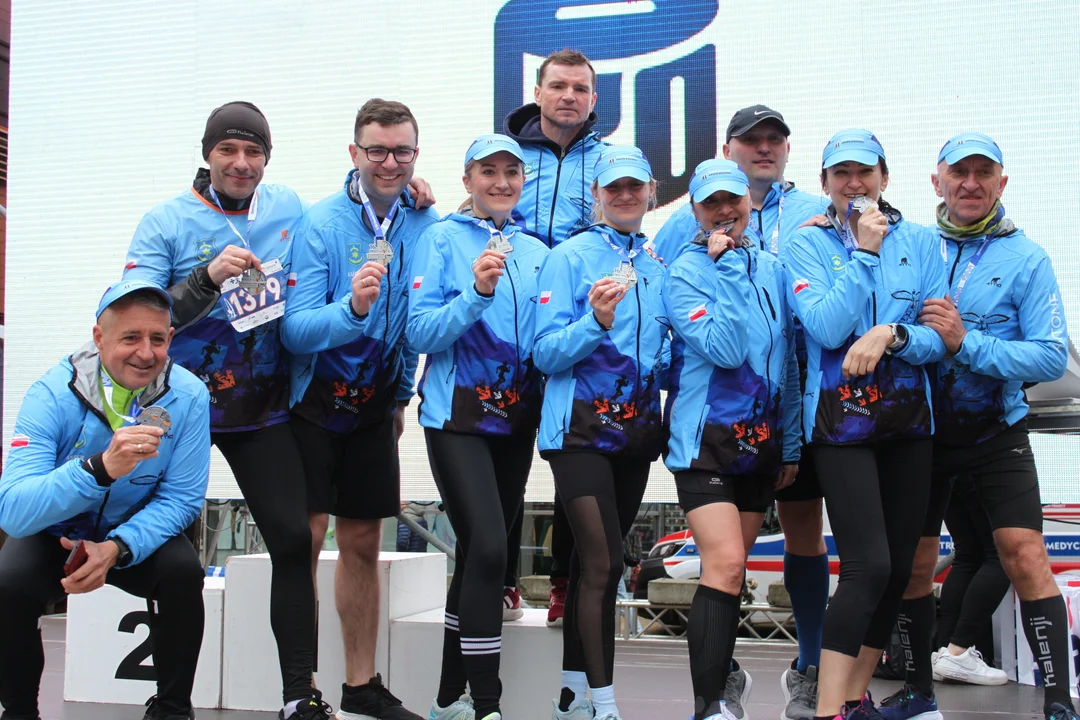 PKO Półmaraton Rzeszowski. Zwycięzcy na podium na skwerze Millenium Hall