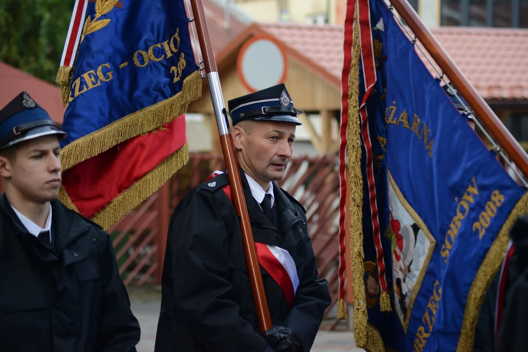 Narodowe Święto Niepodległości w Tarnobrzegu. Uroczystości przy pomniku Marszałka Józefa Piłsudskiego. - 104 lata temu narodziła się nowoczesna Polska - mówi prezydent miasta Dariusz Bożek [ZDJĘCIA - CZĘŚĆ 1]