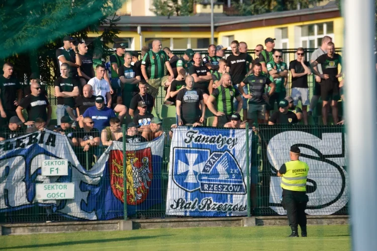 Kibice na meczu Siarka Tarnobrzeg - Karpaty Krosno