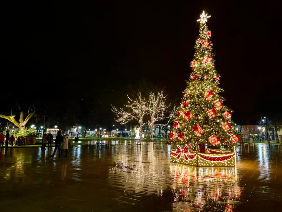 Świąteczne iluminacje na Rynku w Stalowej Woli-Rozwadowie