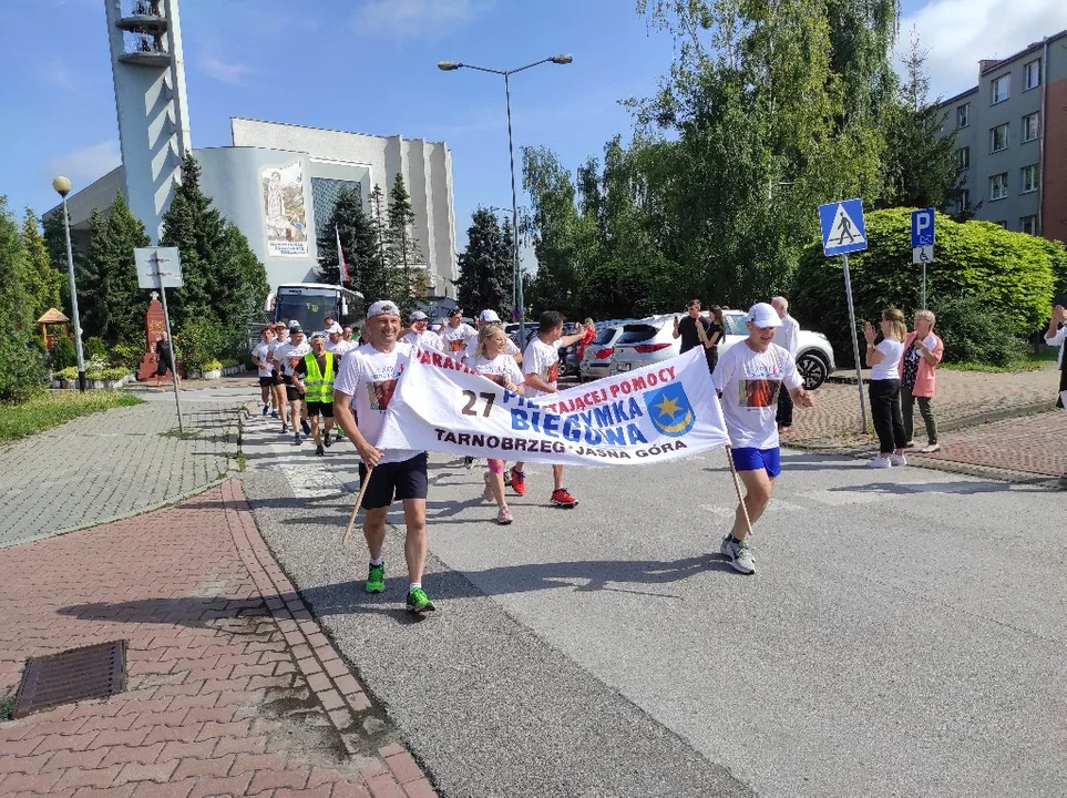 27. Pielgrzymka Biegowa Tarnobrzeg - Jasna Góra. Nie jest im straszny upał, ani żadna ulewa [ZDJĘCIA] - Zdjęcie główne