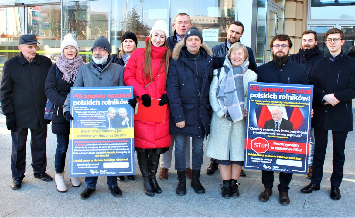 Konfederacja zwraca uwagę na problem rolników. Konferencja prasowa pod Urzędem Wojewódzkim