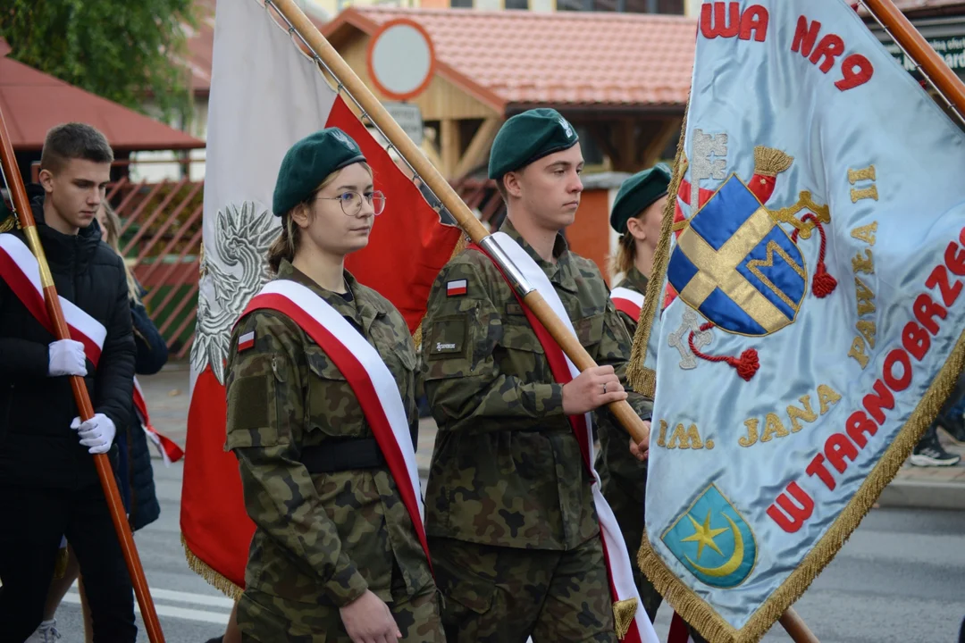 Narodowe Święto Niepodległości w Tarnobrzegu. Uroczystości przy pomniku Marszałka Józefa Piłsudskiego. - 104 lata temu narodziła się nowoczesna Polska - mówi prezydent miasta Dariusz Bożek [ZDJĘCIA - CZĘŚĆ 1]