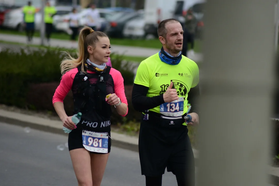 16. PKO Półmaraton Rzeszowski oraz 8. PKO Sztafeta Półmaratońska w Rzeszowie - dużo zdjęć z trasy i mety