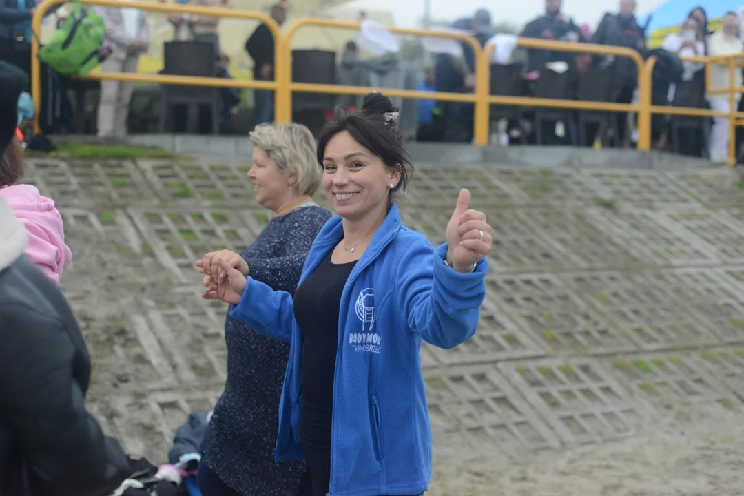 "Jezioro Aniołów" nad Jeziorem Tarnobrzeskim - zatańczyli poloneza na plaży