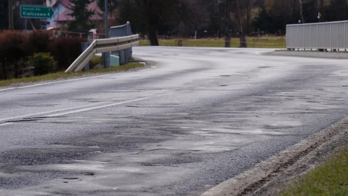 „Dziura na dziurze”. Przejazd drogą z Leska w kierunku Cisnej to koszmar [ZDJĘCIA] - Zdjęcie główne