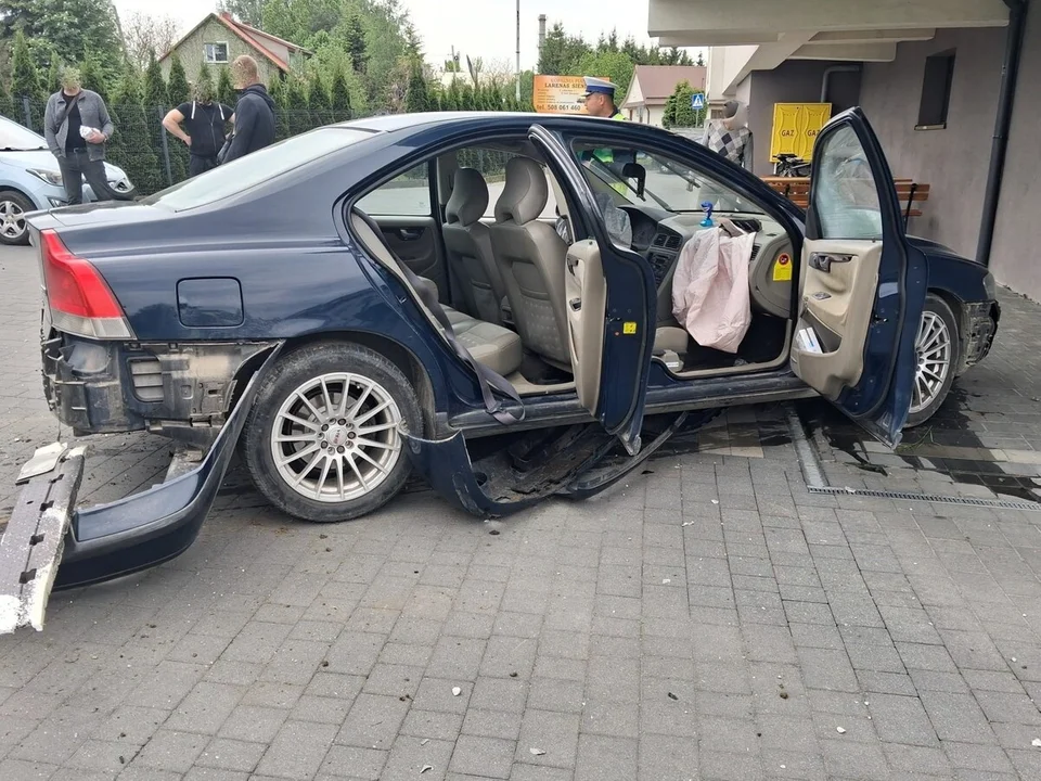 Nie dostosował prędkości i wjechał w ogrodzenie