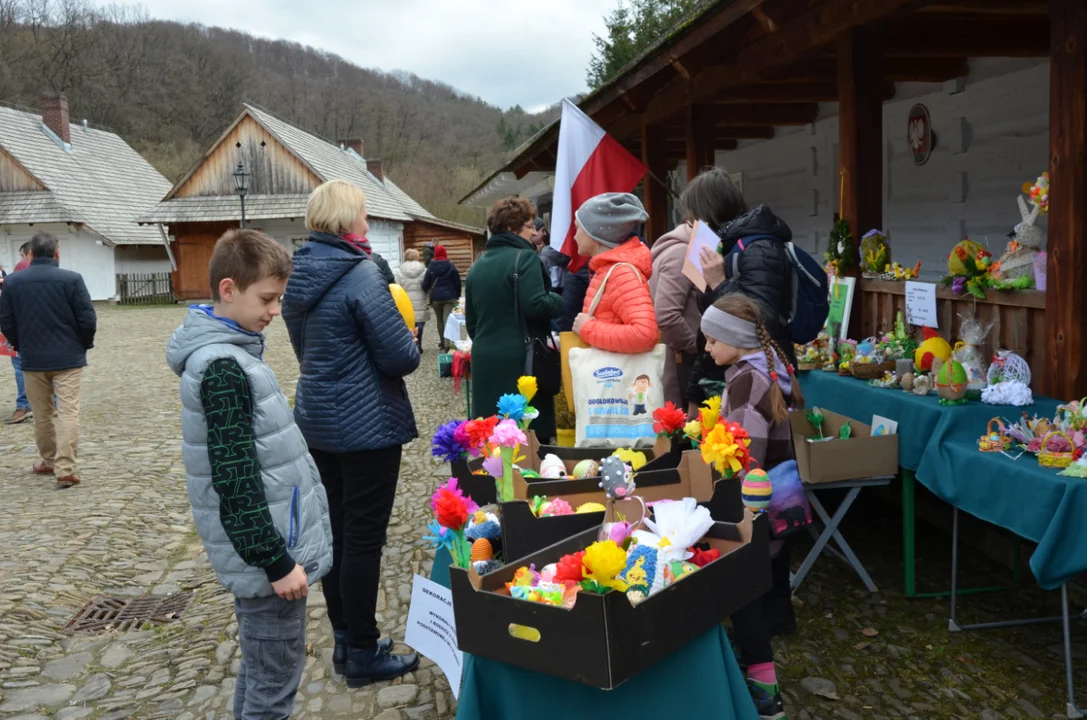 Uczniowie Szkoły Podstawowej nr 4 na swoim stoisku w sanockim skansenie