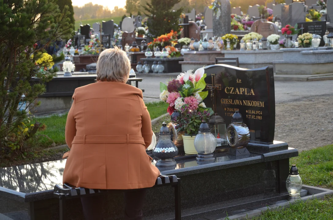 Wszystkich Świętych. Pamiętajmy, aby towarzysząca nam w tych dniach nostalgia i zaduma nie uśpiły naszej czujności - Zdjęcie główne