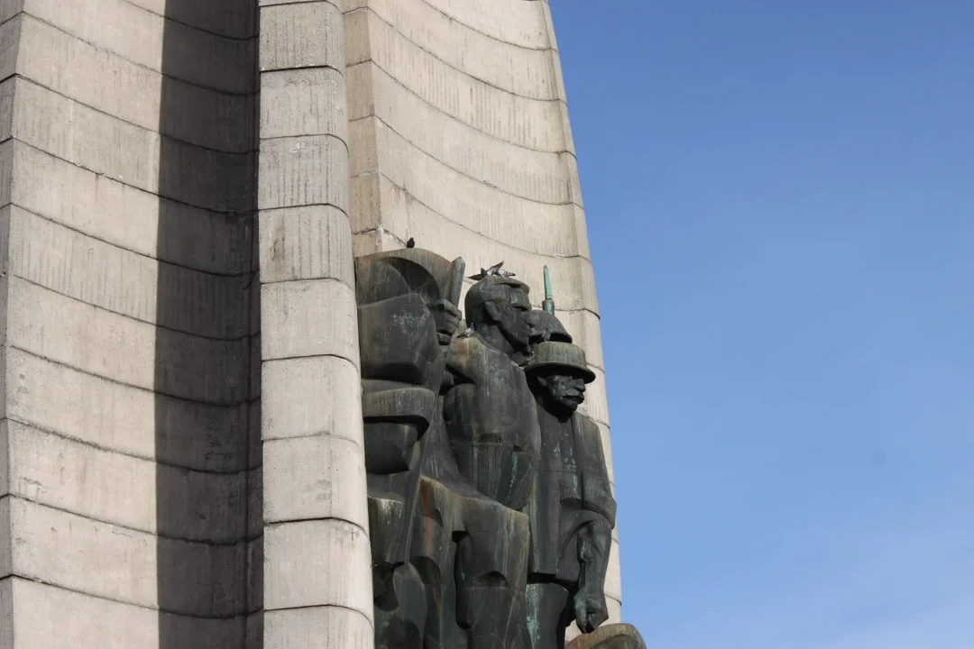 Pomnik Czynu Rewolucyjnego został ogrodzony. "Zagrożenie życia i zdrowia ludzkiego"