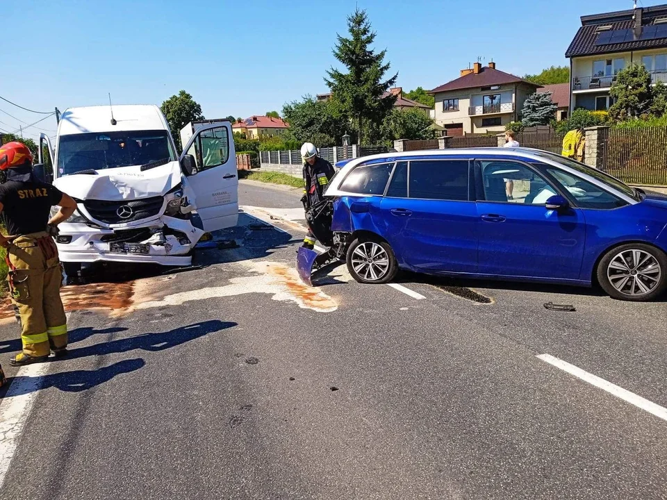 Kołaczyce. Zderzenie busa z samochodem osobowym. Siedem osób rannych [ZDJĘCIA] - Zdjęcie główne