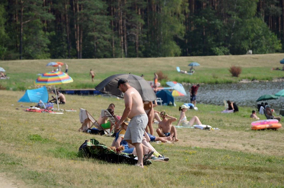 Tłumy nad zalewem w Wilczej Woli