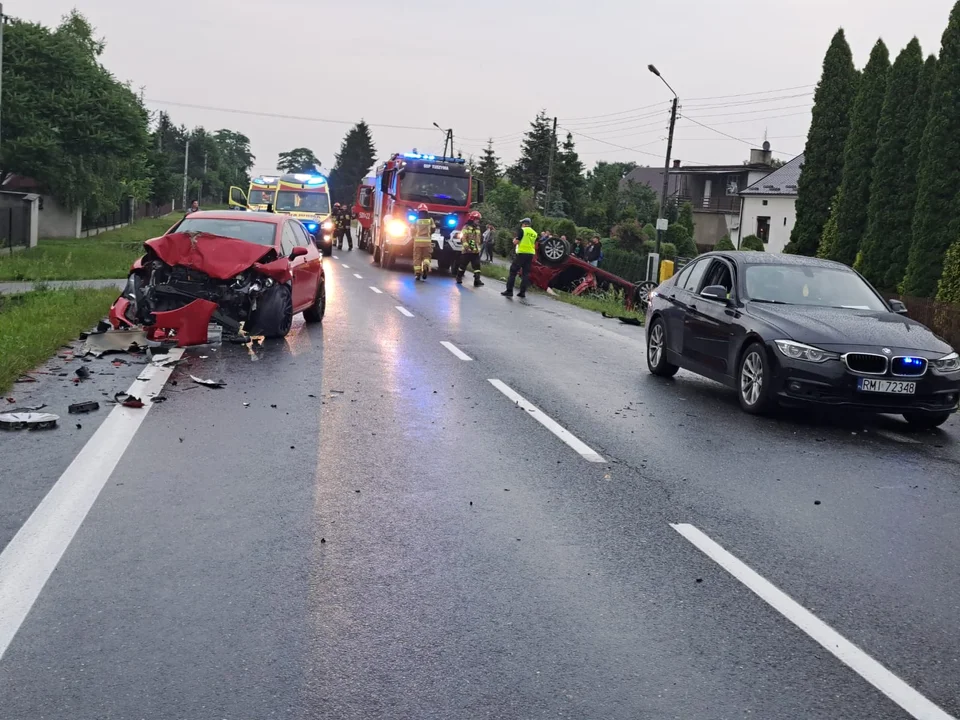 Zderzenie trzech samochodów na drodze wojewódzkiej - Zdjęcie główne