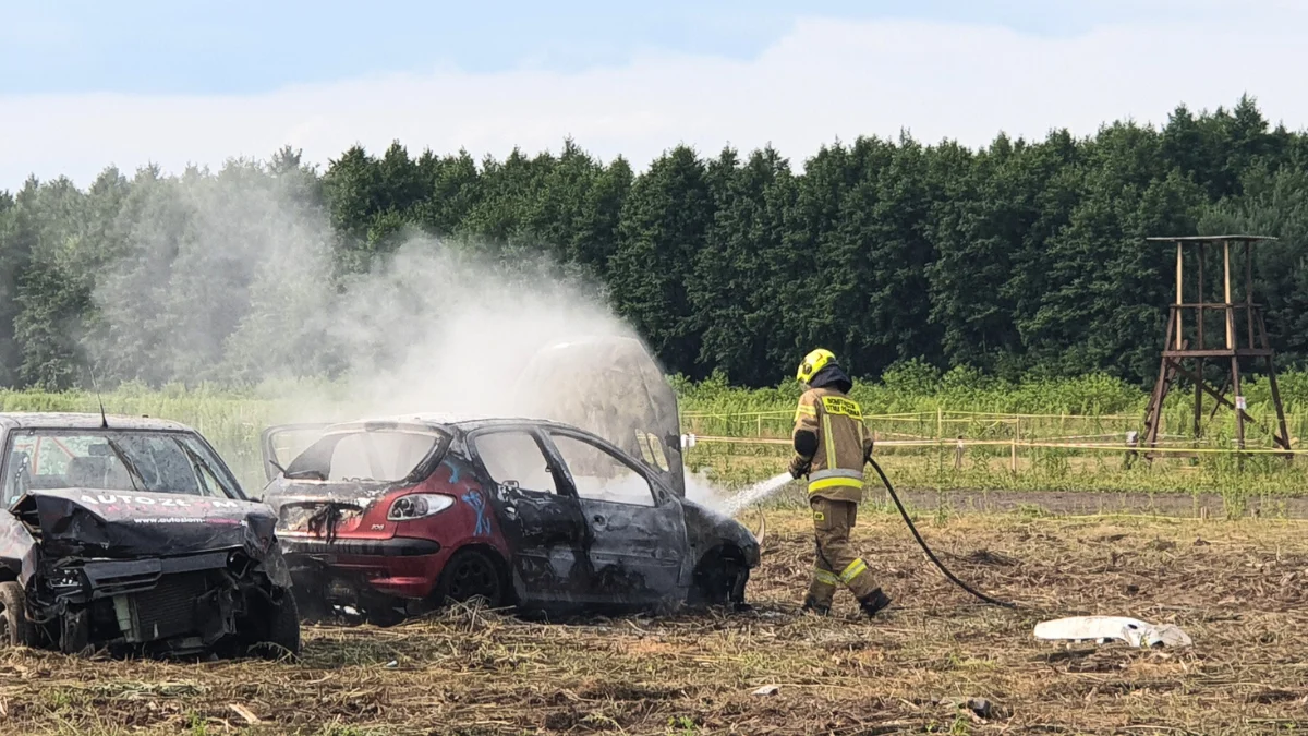 Pożar samochodu na wydarzeniu "Wrak Race" w miejscowości Sarnów [ZDJĘCIA] - Zdjęcie główne