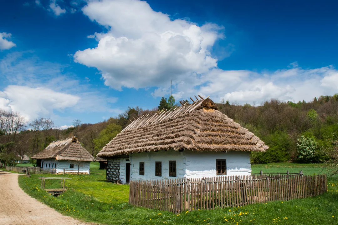 Sanocki skansen wiosną jest wyjątkowo piękny