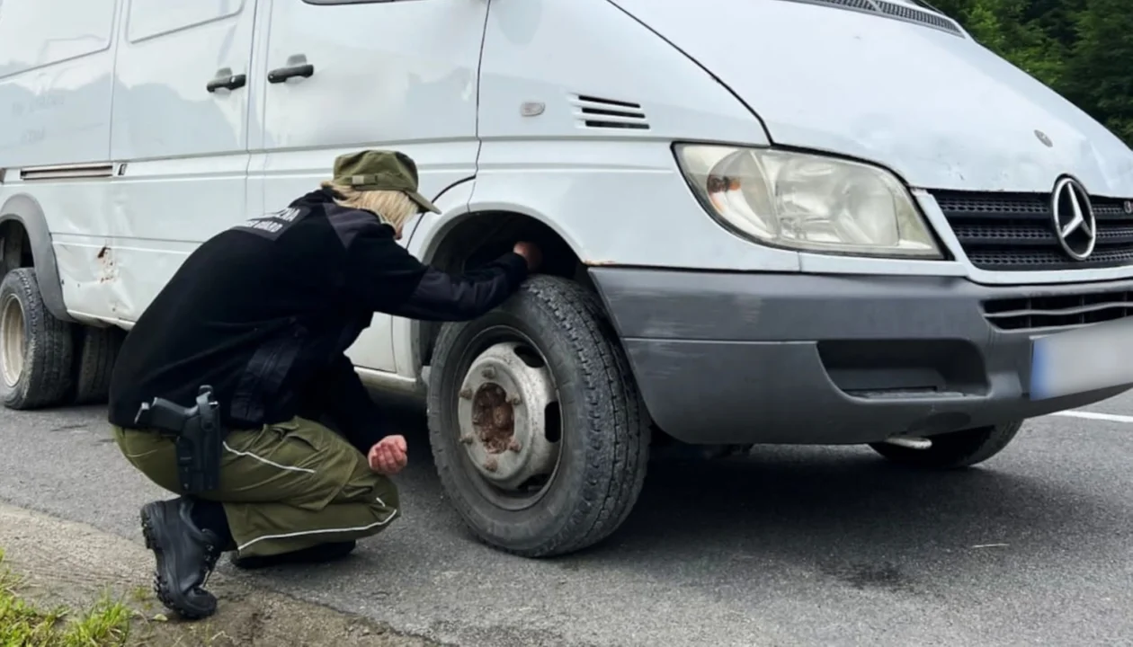 Krościenko. Bieszczadzcy pogranicznicy udaremnili próbę wywozu na Ukrainę busa. Prowadzone są dalsze czynności - Zdjęcie główne