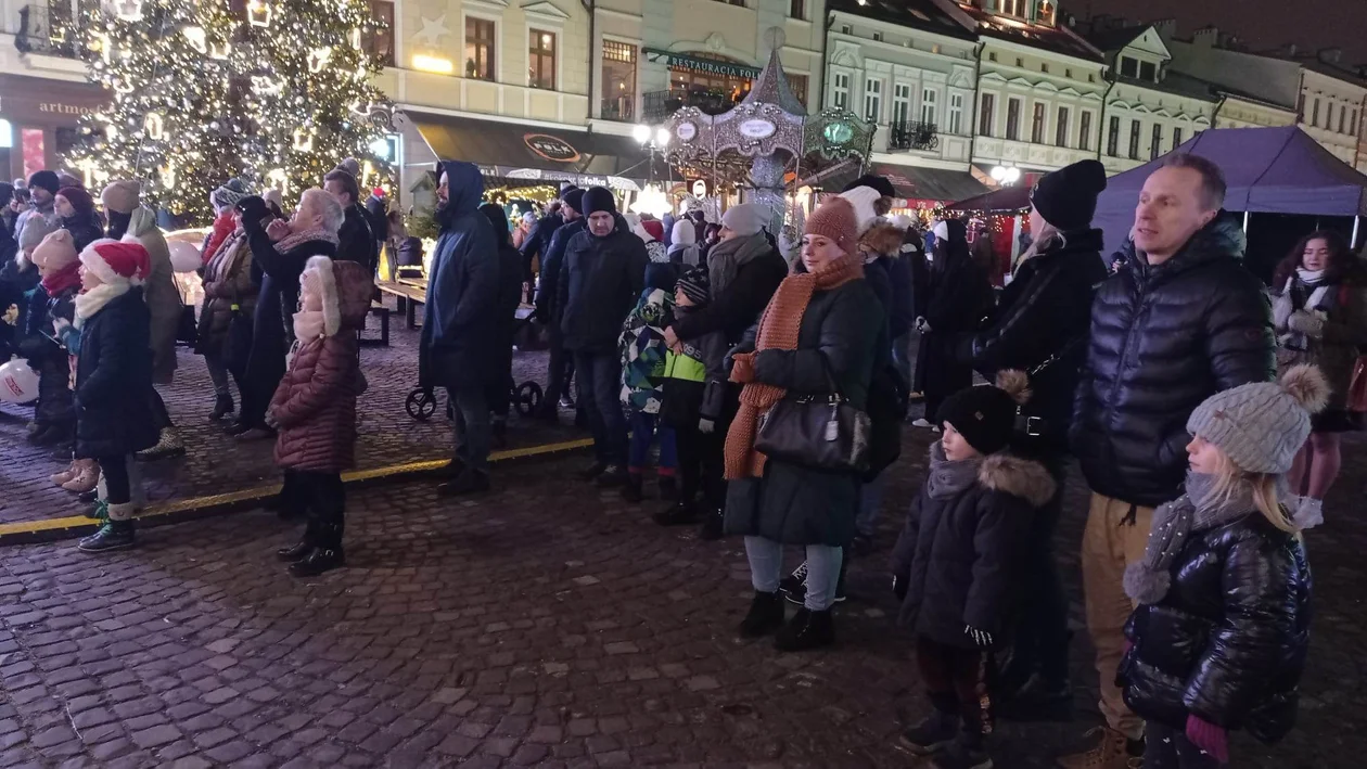 Świąteczne Miasteczko w Rzeszowie w sobotni wieczór [ZDJĘCIA, WIDEO]