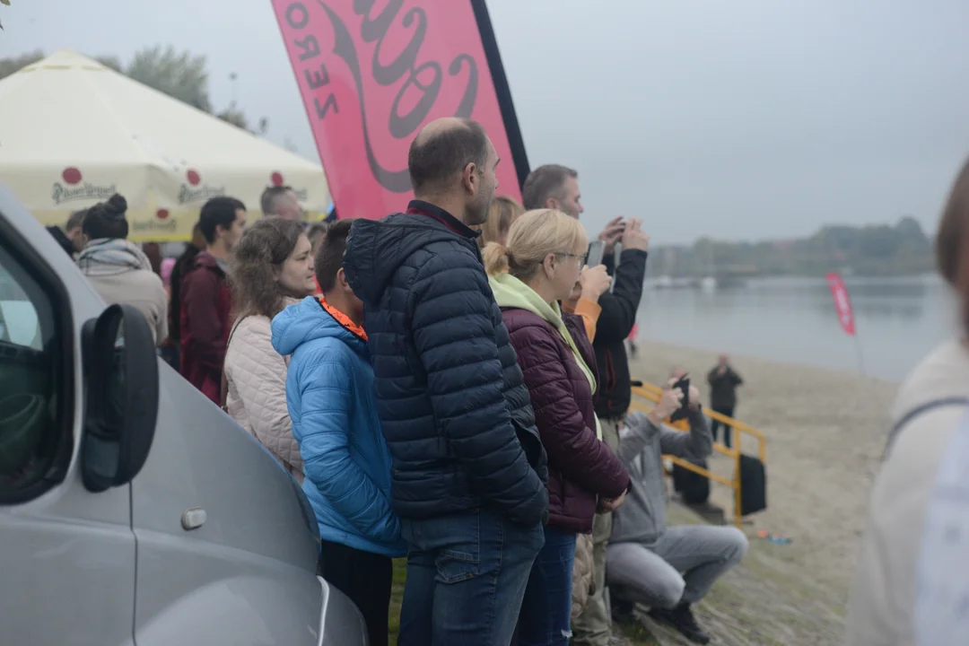 "Jezioro Aniołów" nad Jeziorem Tarnobrzeskim - zatańczyli poloneza na plaży