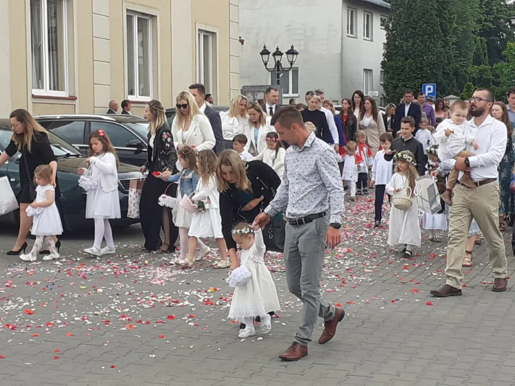 "Idzie, idzie Bóg prawdziwy..."  Uroczystość Bożego Ciała w Radomyślu Wielkim [ZDJĘCIA] - Zdjęcie główne