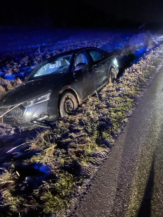 Osobówka wypadła z drogi. Droga powiatowa była zablokowana