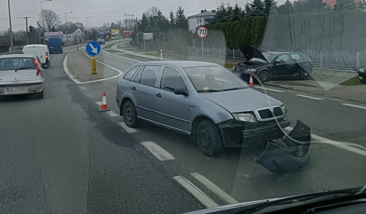 Wypadek w Widełce na DK9. Zderzyły się dwa samochody osobowe. Ruch odbywa się wahadłowo [ZDJĘCIA] - Zdjęcie główne