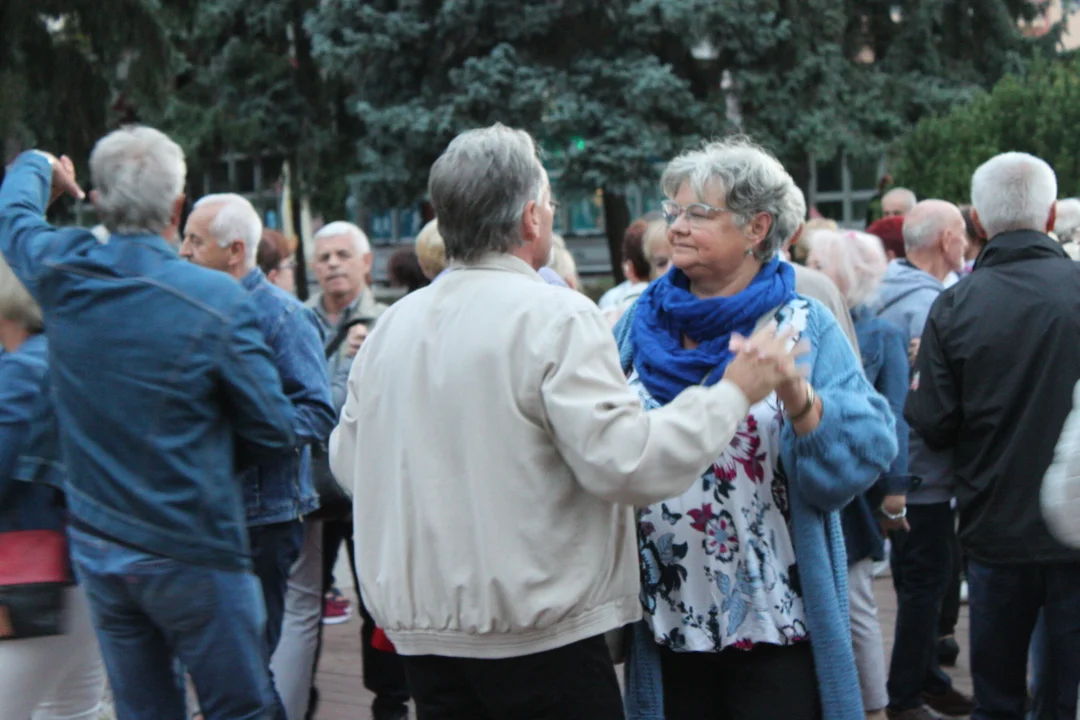 Korowód seniorów i potańcówka miejska w Parku Jedności Polonii z Macierzą