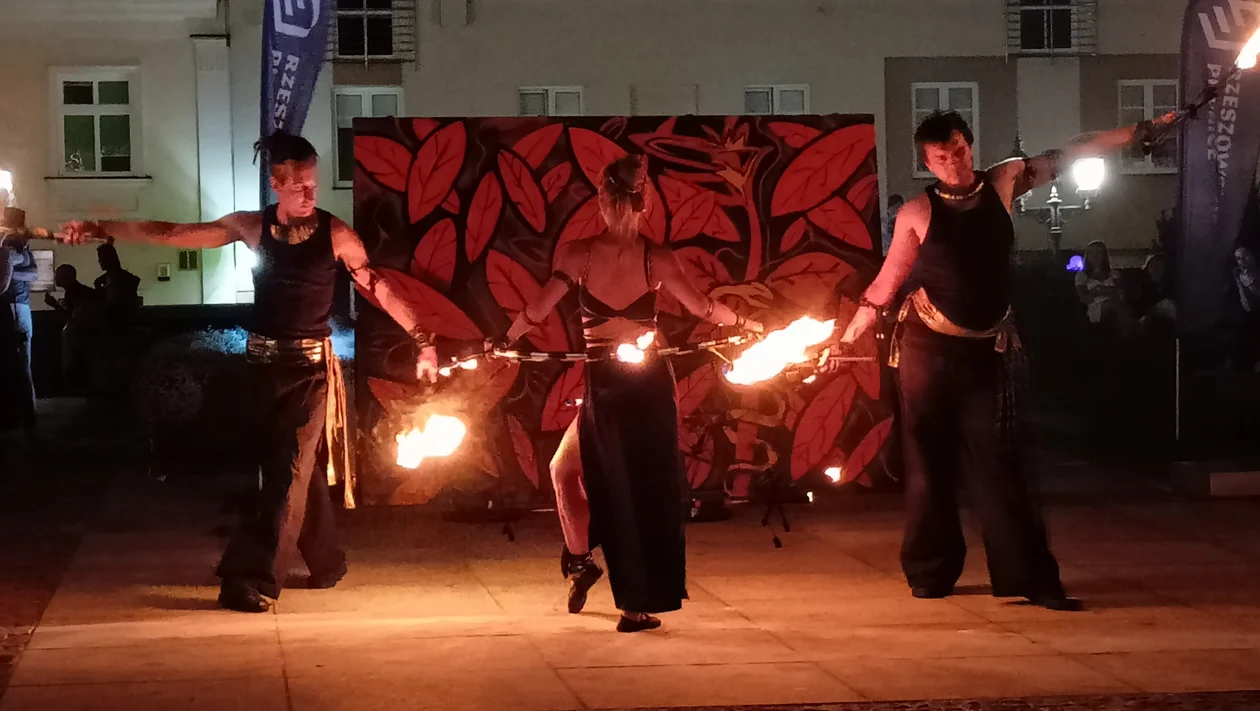 Performance na Rynku. Pokaz Teatru Kulka oraz ogniste show Los Fuegos [ZDJĘCIA] - Zdjęcie główne