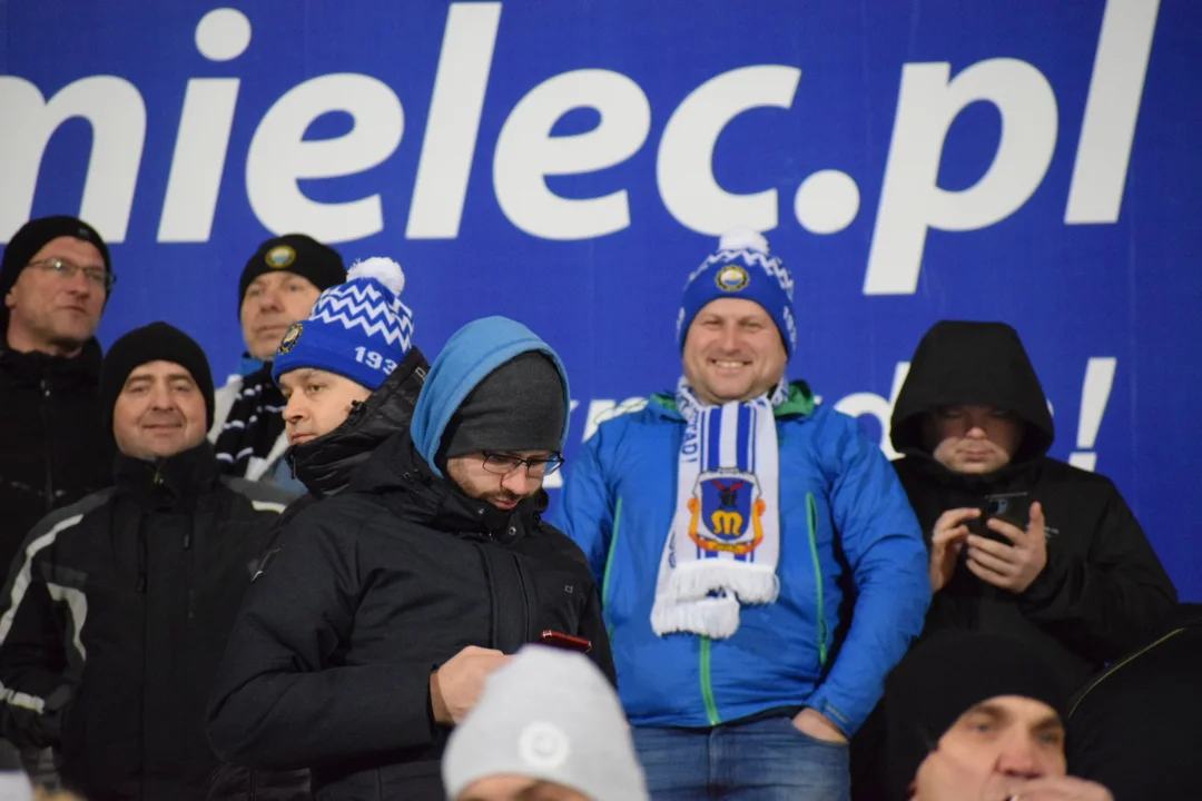 PKO BP Ekstraklasa: Kibice Stali Mielec na meczu z Jagiellonią Białystok. Piłkarze na rozmowie z szalikowcami [ZDJĘCIA] - Zdjęcie główne