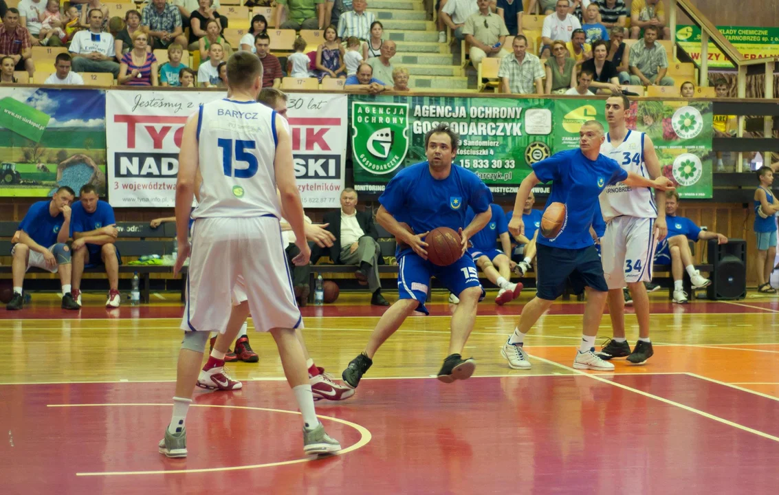 50 lat koszykówki w Tarnobrzegu. Efektowne wsady, zawodnicy Siarki, kibice i piękne Cheerleaders Gdynia
