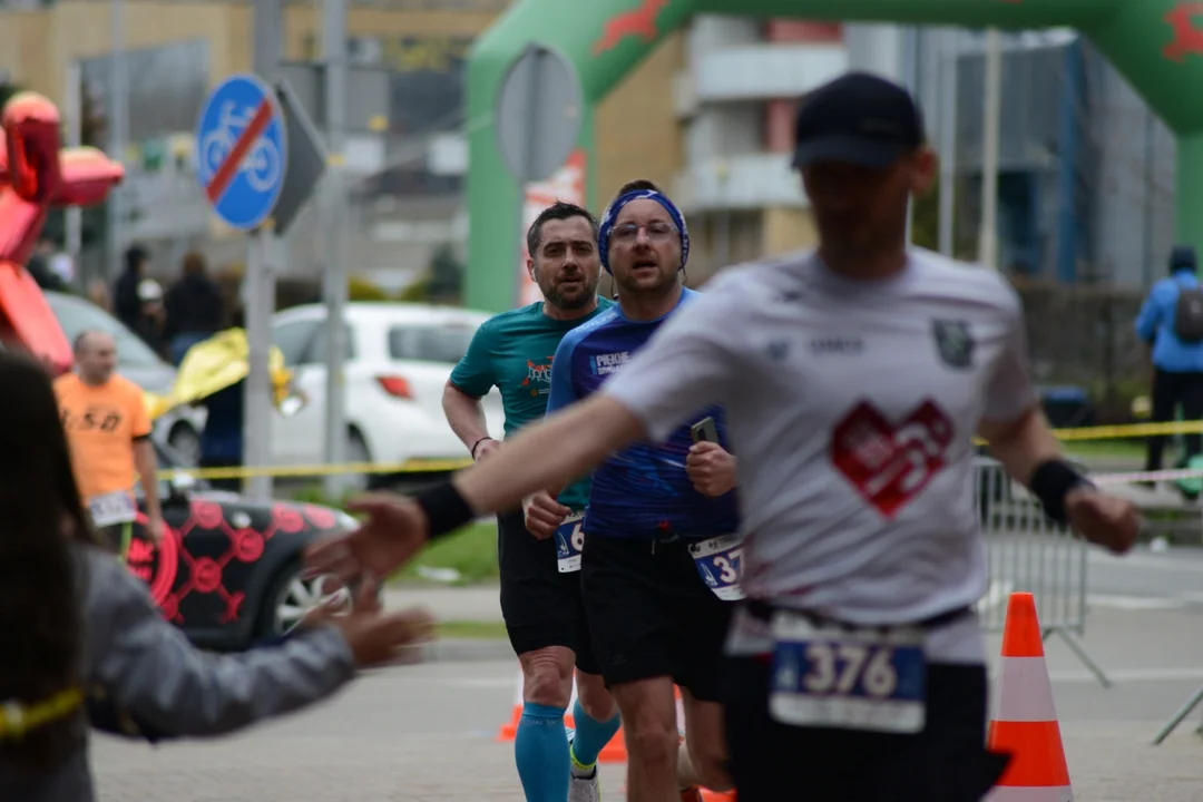 Mnóstwo biegaczy z całego regionu i nie tylko na 16. PKO Półmaratonie Rzeszowskim oraz 8. PKO Sztafecie Półmaratońskiej - zdjęcia część 2