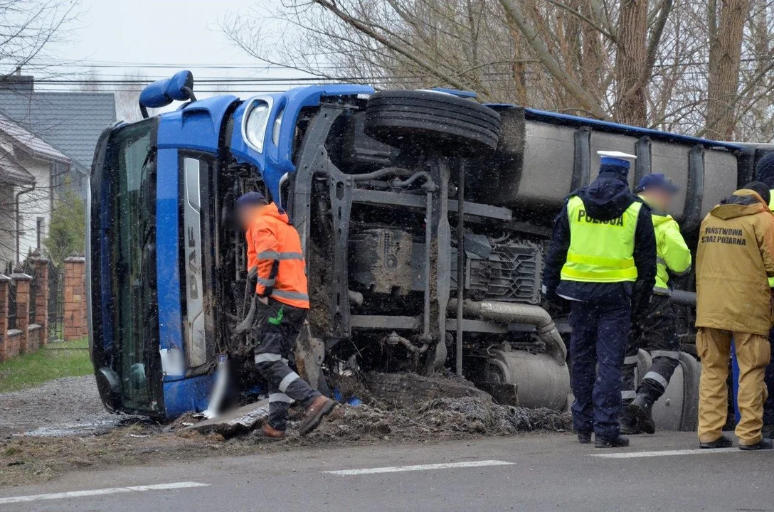 Wypadek tira na drodze wojewódzkiej relacji Mielec - Kolbuszowa w Kolbuszowej Dolnej [ZDJĘCIA - MAPA] - Zdjęcie główne