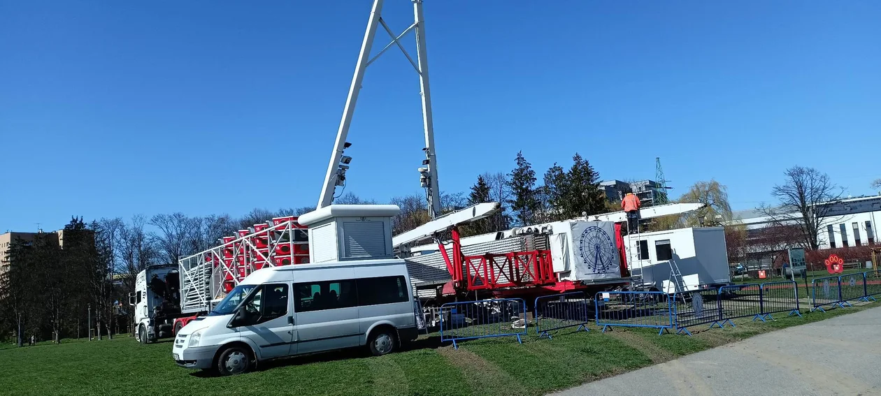 Diabelski Młyn ponownie zakręci mieszkańcami na Bulwarach. Trwa rozkładanie 30-metrowej konstrukcji